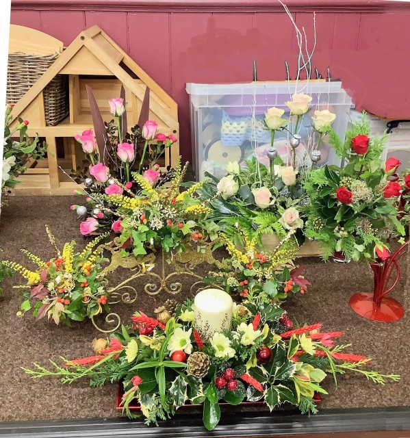 Flower arranging led by Lynne Christmas 2022 - photo 2